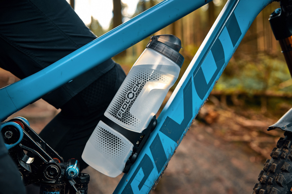 Fidlock TWIST Trinkflasche 800 ml, Set (mit Bottle Connector und Bike Base). Transparent White.