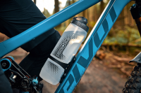Fidlock TWIST Trinkflasche 800 ml, Set (mit Bottle Connector und Bike Base). Transparent White.