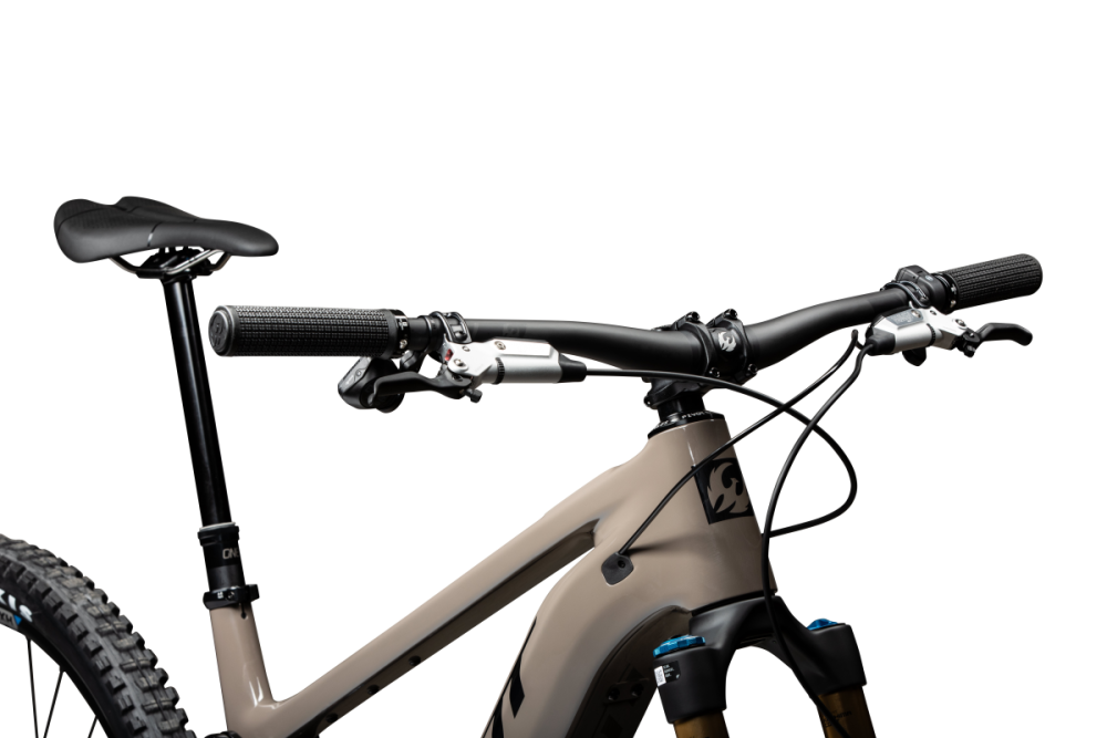 Pivot Cycles Shuttle AM V2 29", MD, Pro XO Eagle Transmission-Kit, Alloy wheels. Badlands Bro