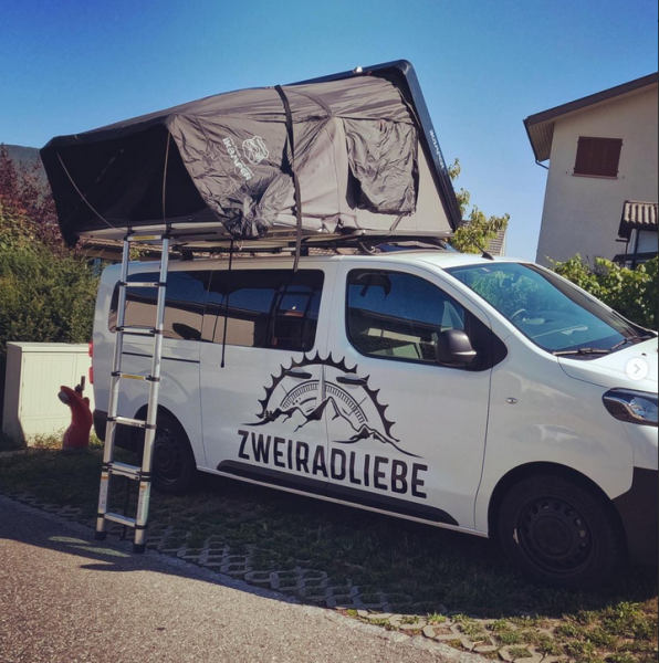 Toyota Bus mit Dachzelt